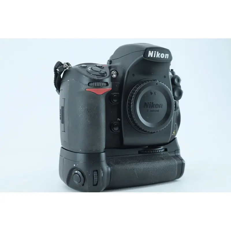 Nikon D700 + MB-D10