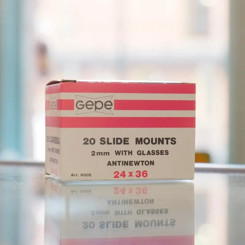 Gepe slide mounts with anti-Newton glass (20)