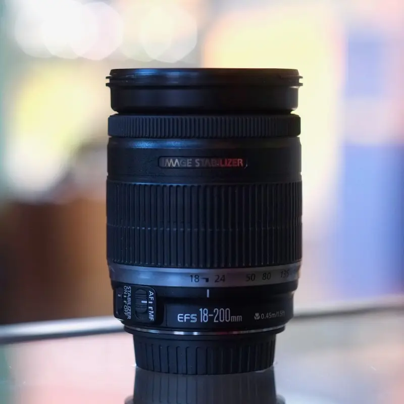 Canon EF-S 18-200mm f3.5-5.6 IS