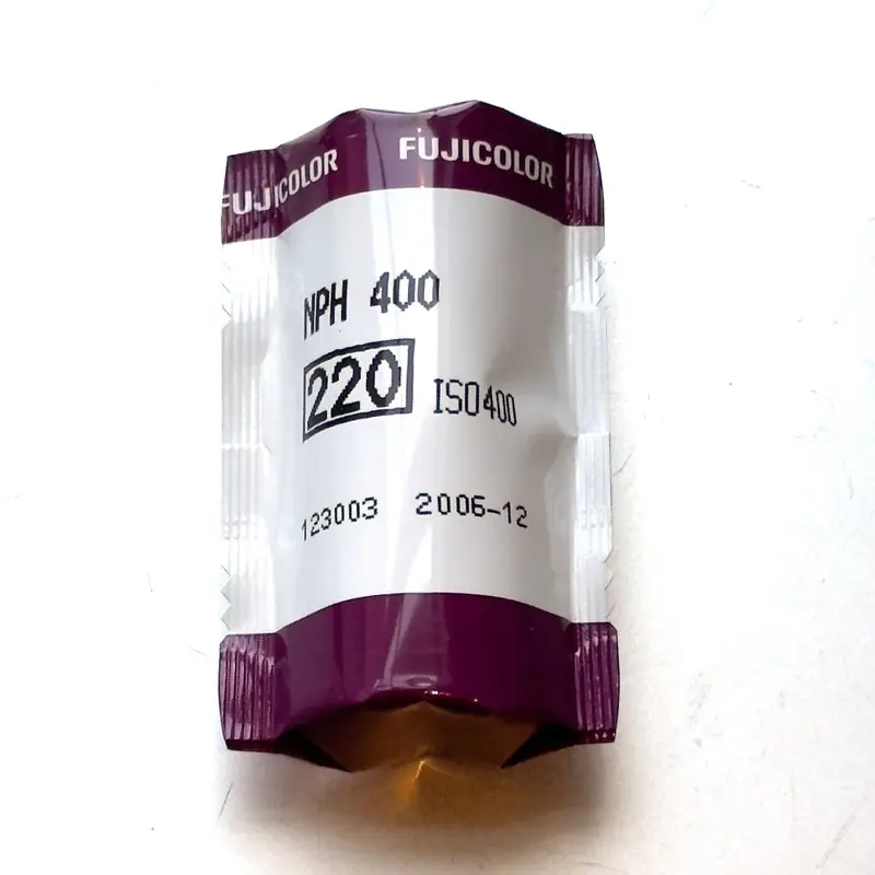 Fujifilm NPH 400 (220, EXPIRED 12/2006)